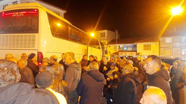 Hisarcık'ta 23 kişilik umre kafilesi dualar ve ilahilerle kutsal topraklara uğurlandı