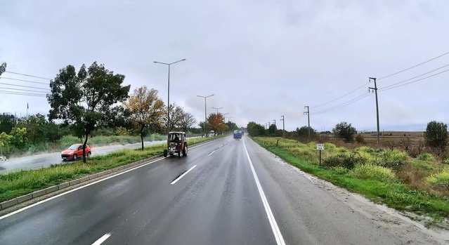 Bolu'da ters şeride giren traktör, D-100'de İstanbul yönündeki trafiği tehlikeye attı