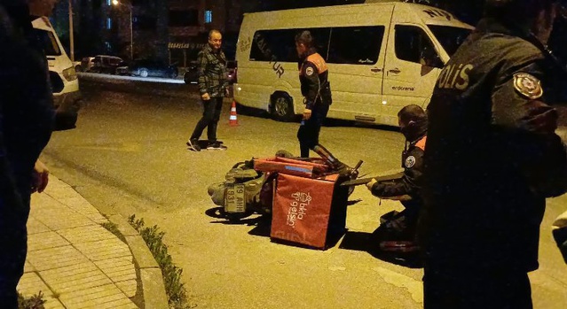 Çorum'da ters yöne giren motosikletli, polis memuruna çarptı; 16 sentetik hap bulundu