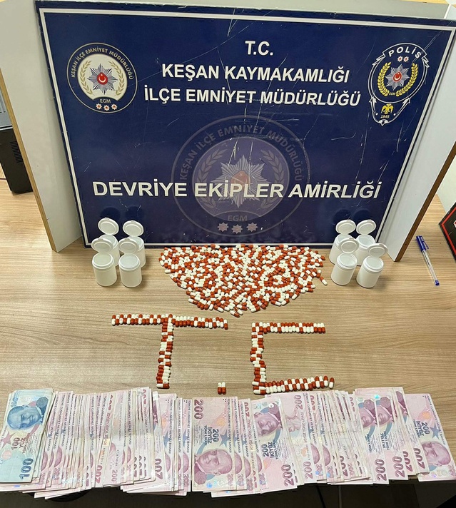 Edirne Keşan'da polis, araçta 413 sentetik hap buldu, 4 şüpheli gözaltına alındı