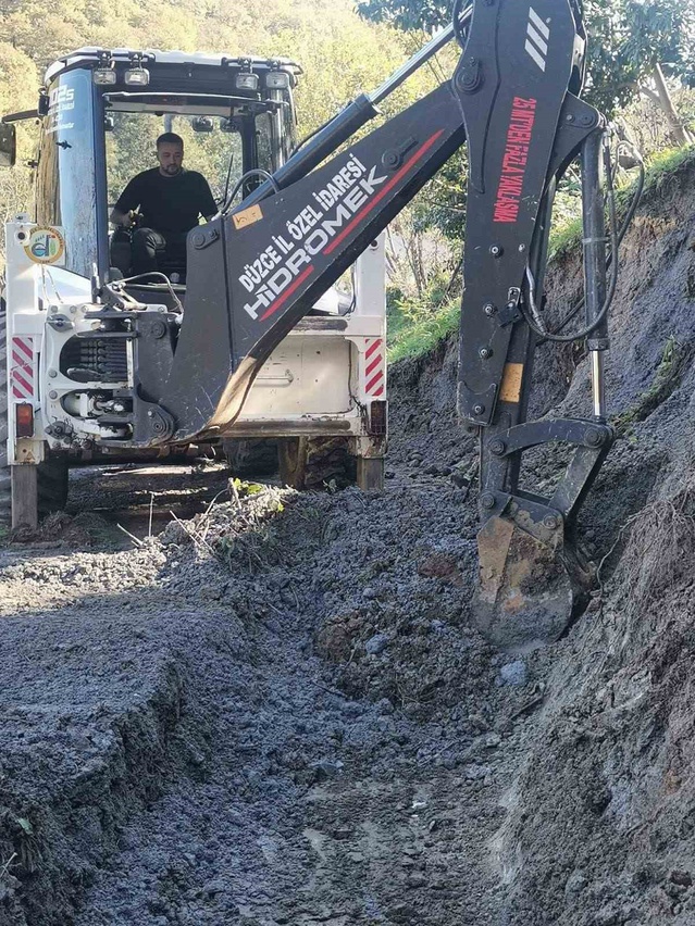 Düzce Kaynaşlı'da tıkanan kanallar Tavak ve Darıyeri Hasanbey köylerinde temizlendi