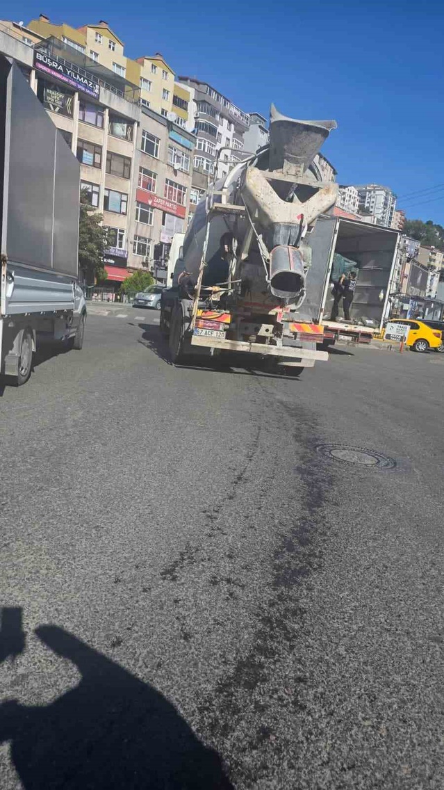 İddiaya göre Karadeniz Ereğli'de beton mikseri kazanından yola kirli su döktü