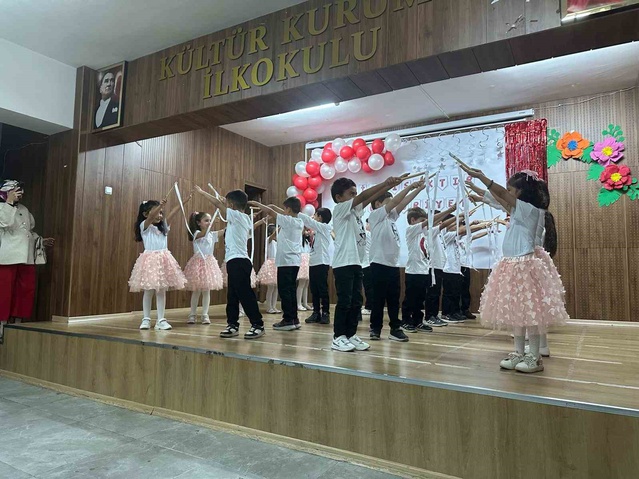 Erzurum'da 29 Ekim kutlamasında öğrenciler Cumhuriyet coşkusuyla tam not aldı