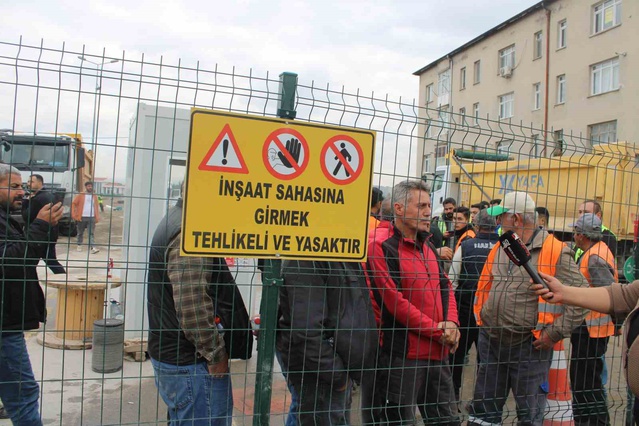 Kayseri'de Kartal Kavşağı işçileri 2 aydır maaş alamadıklarını iddia edip iş bıraktı