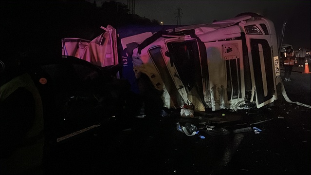 TEM Otoyolu'nda devrilen TIR'ın sürücüsü öldü! Çarptığı otomobilde 2 yaralı var