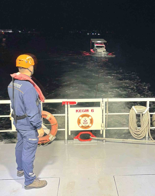 Çanakkale Köprüsü önünde sürüklenen tekne Lapseki'ye yanaştırıldı, 2 kişi kurtarıldı