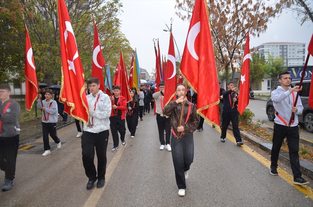 Yağışa rağmen Kahramankazan'da Cumhuriyet'in 103. yılı kortej ve törenle kutlandı