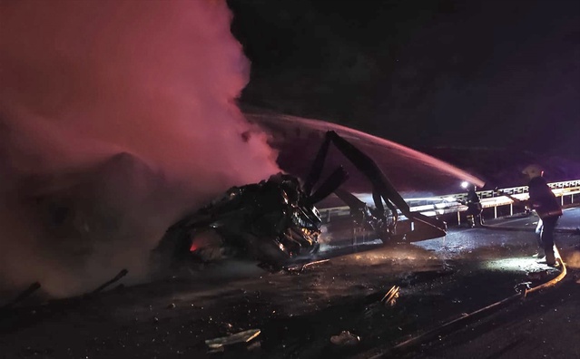 Şanlıurfa Viranşehir'de devrilen akaryakıt tankeri yanarken sürücüsü öldü
