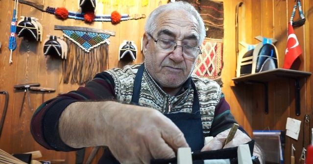 Son temsilcilerden Nurettin Baysal, mesleğini minyatür semerlerle yaşatmaya çalışıyor