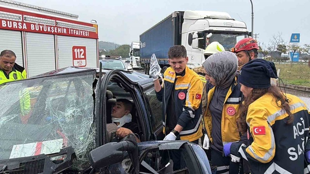 Orhangazi'de iddiaya göre kamyonete çarpan otomobilde sürücü ve çocuk yaralandı