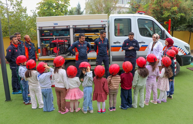 Van YYÜ'lü gönüllü öğrenciler anaokulunda çök-kapan-tutun eğitimi verdi