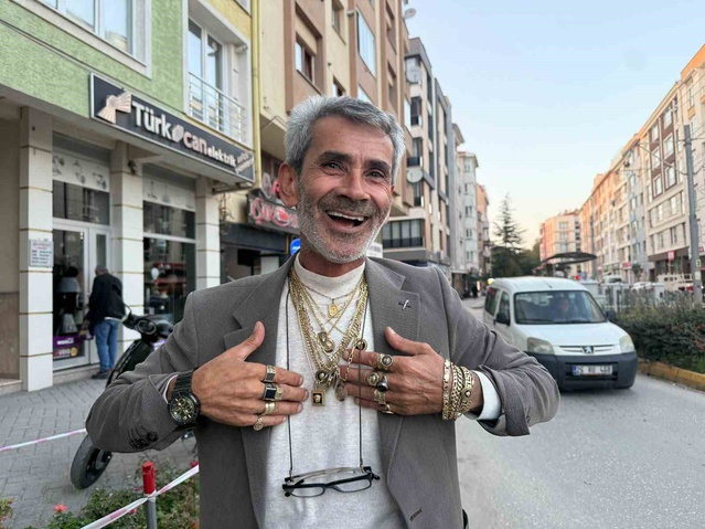 Eskişehir'de 60 yaşındaki Turgut Eşme, her gün 880 gram takıyı 45 dakikada takıyor