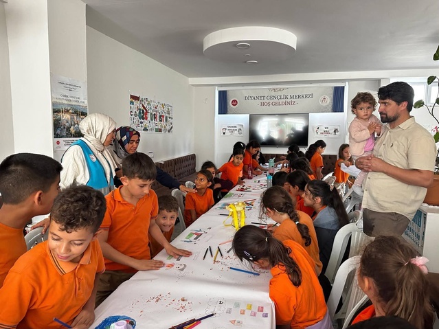 Antalya Gazipaşa'da Kur'an kursu çocukları Gazze'deki yaşıtlarına resim çizdi