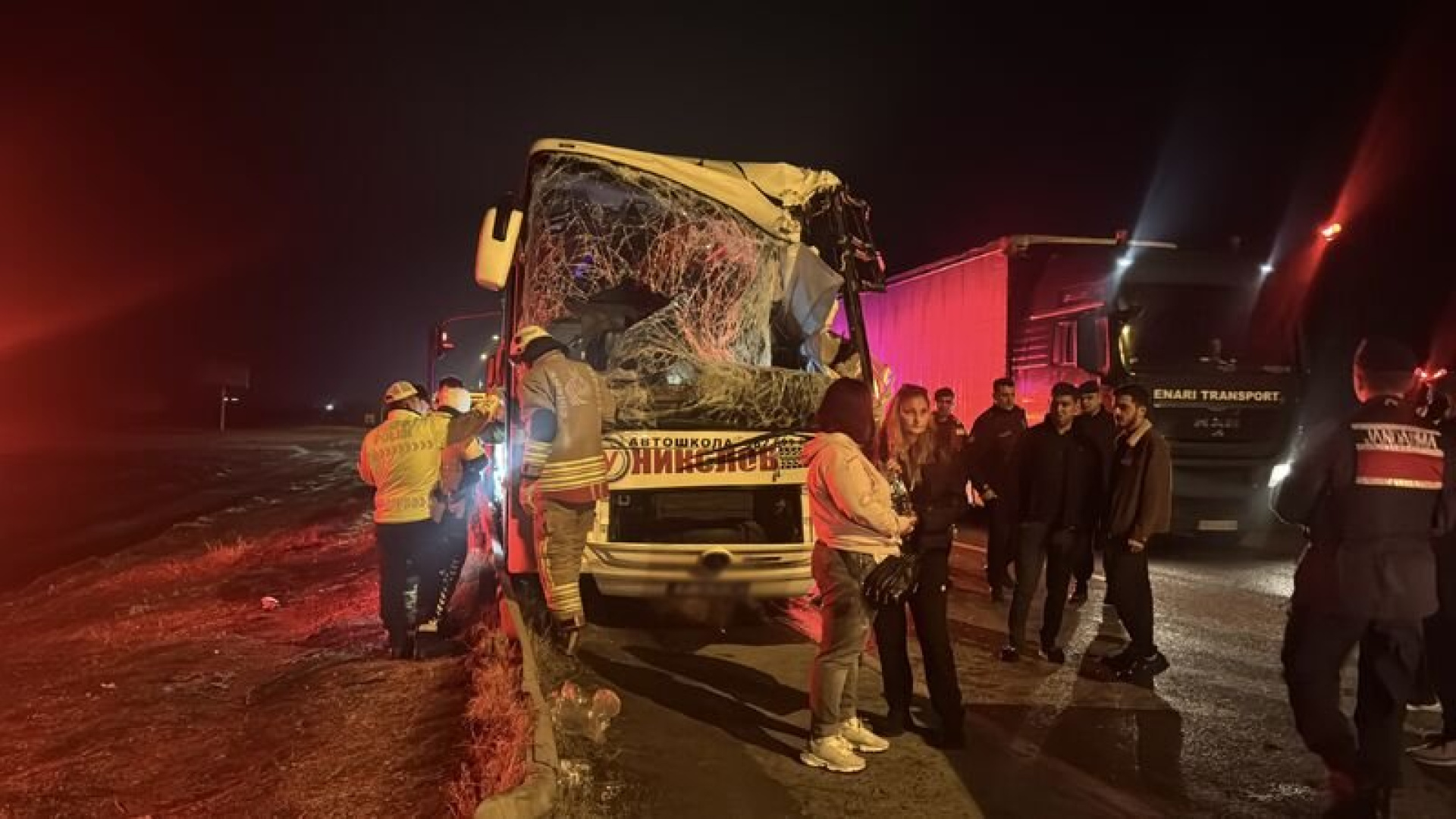 Tur otobüsü TIR ile çarpıştı: 10 yaralı