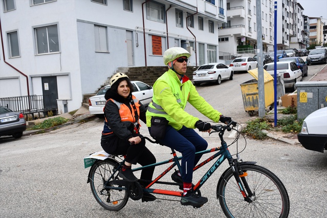 Bilecik'te dernek başkanı tandem bisikletle 2,5 kilometre pedal çevirdi