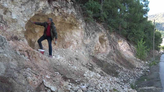 Amasya'da köylüler pekmez için kayaları oyup killi toprak çıkarıyor