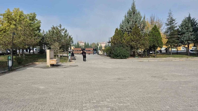 Eskişehir Tepebaşı'nda sınava geç kalan kişi İHA muhabirine saldırıp hakaret etti
