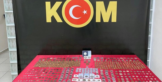 İzmir Konak'ta iş yerinde 672 sikke ele geçirildi, 1 şüpheliye adli işlem uygulandı