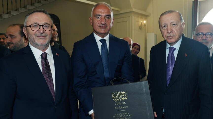 Bakan Ersoy, Cumhurbaşkanı Erdoğan'a takdim ettiği Bursevi'nin Kur'an-ı Kerim tefsirine ilişkin paylaşım yaptı