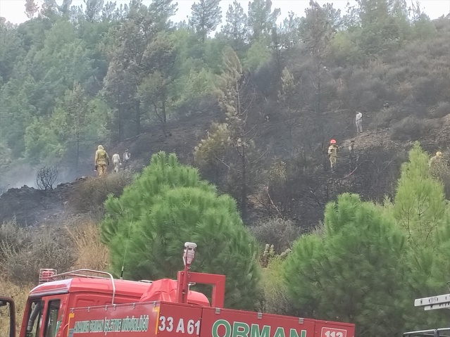 Mersin Bozyazı'da orman dışı arazideki yangın helikopter ve 7 arazözle söndürüldü