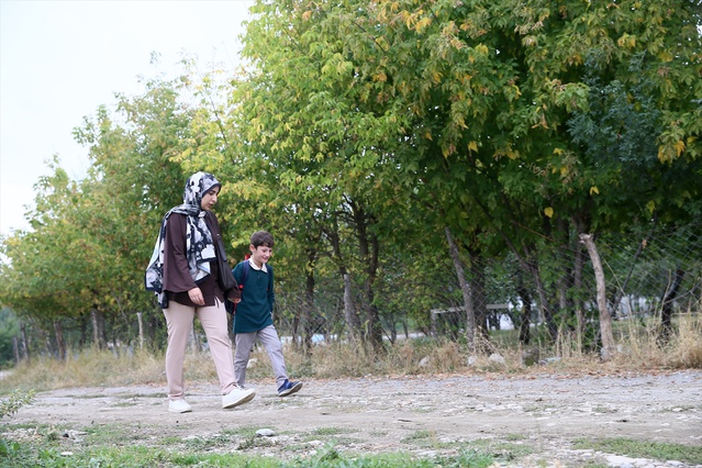 Muş Korkut'ta tek öğrencili okulda öğretmen Uyanık ders verip oyun arkadaşı oluyor.