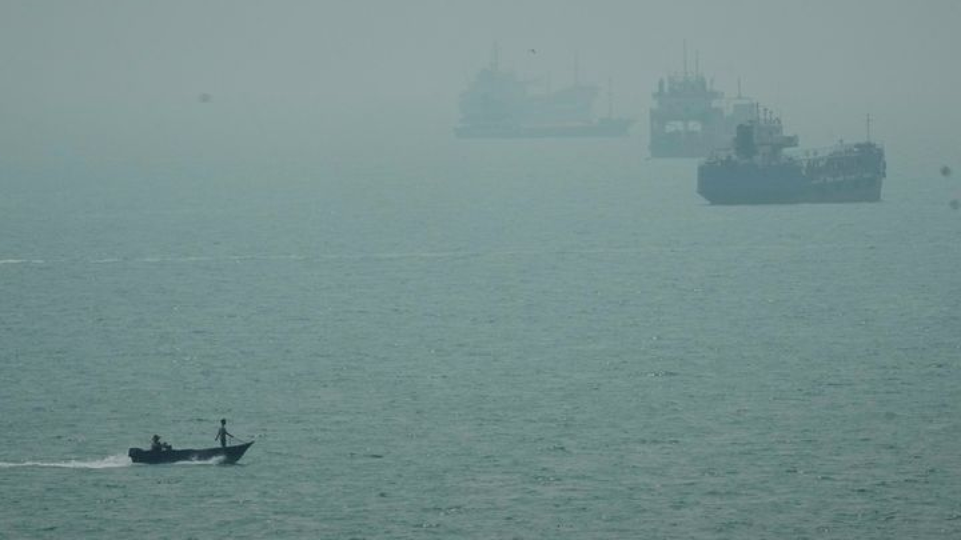 "Hürmüz Boğazı’nda 2 süper tanker mayına çarptı"