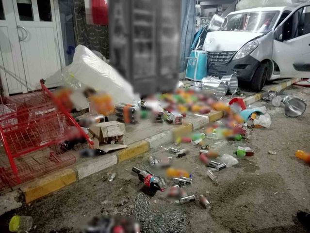Sivas Koyulhisar'da kontrolden çıkan kamyonet markete girdi, 2 kişi yaralandı