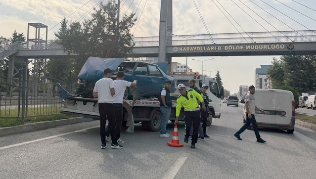 Adıyaman'da otomobil refüjdeki demir korkulukları devirdi, yaralanan olmadı