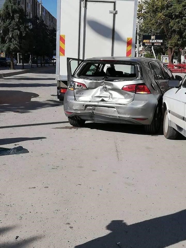 Konya Ereğli'de zincirleme kazada 3 kişi yaralandı, 4 araç hasar gördü