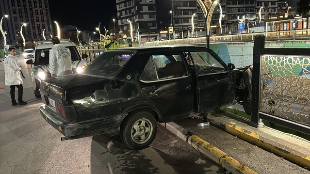 Karabük Ergenekon'da otomobil korkuluklara çarptı, sürücü yaralandı