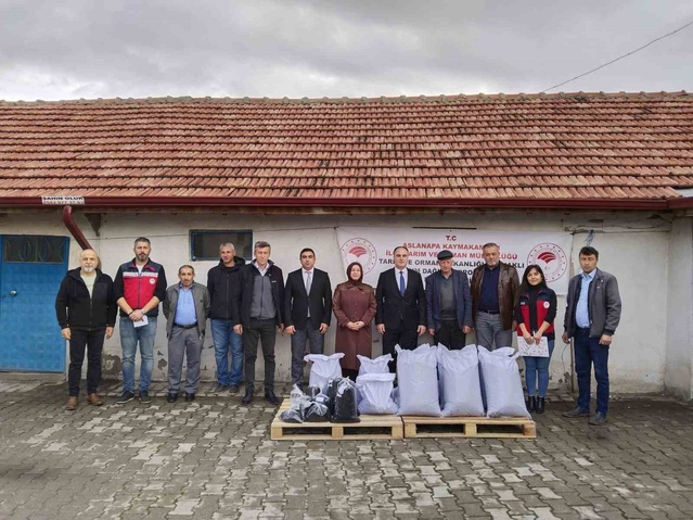 Kütahya Aslanapa'da 8 üreticiye 150 kilogram çörekotu tohumu yüzde 50 hibeyle verildi