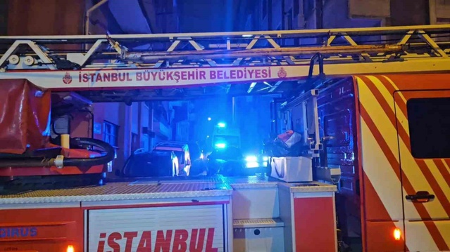 Kağıthane'de 5 katlı binanın çatısına sıçrayan yangın can kaybı olmadan söndürüldü