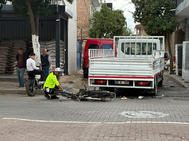 Nazilli'de kamyonetle çarpışan 16 yaşındaki motosiklet sürücüsü ağır yaralandı