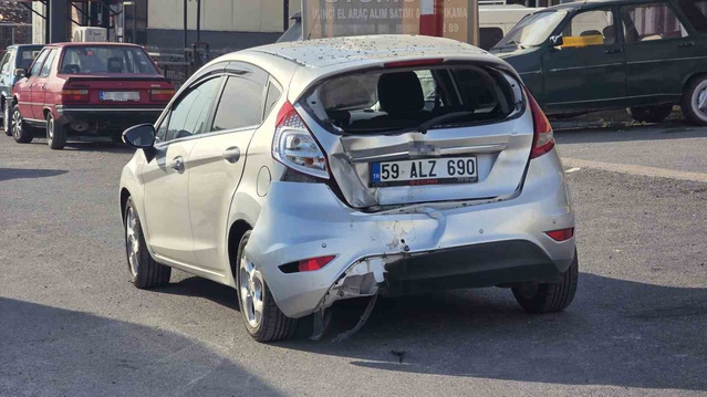 Bandırma'da otomobil motosikletle çarpıştı, savrulan sürücü dahil 2 kişi yaralandı