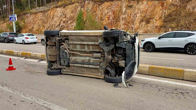 Afyonkarahisar'da çarpışan iki otomobilden biri devrildi, sürücüler yaralanmadı.