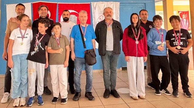 Muğla Köyceğiz'de 29 Ekim satranç turnuvasında tüm sporculara madalya verildi