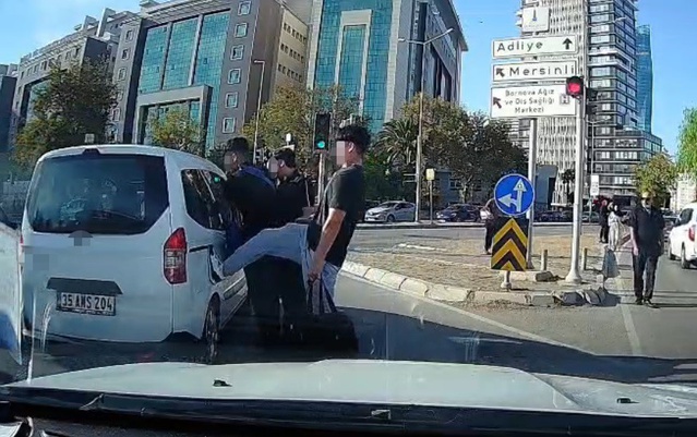 İzmir Bornova'da sürücüyle tartışan genç araca tekme attı, anlar kameraya yansıdı