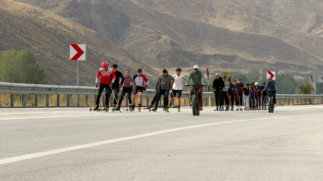Yüksekova'da pist bekleyen kayaklı koşu sporcuları, araç trafiğinin içinde çalışmak zorunda kalıyor