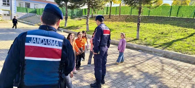 Bilecik'te jandarma okul çevresi ve öğrenci servislerini denetledi