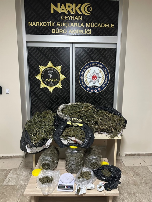 Adana Ceyhan'da operasyonda 8 kilo 562 gram esrar ele geçirildi, 2 zanlı tutuklandı