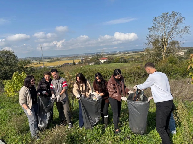 Sinop ve Kastamonu Üniversitesi öğrencileri ÜNİDES'te çevre temizliği yaptı
