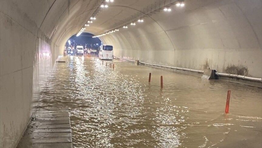 Pendik'te sağanak su baskınlarına neden oldu