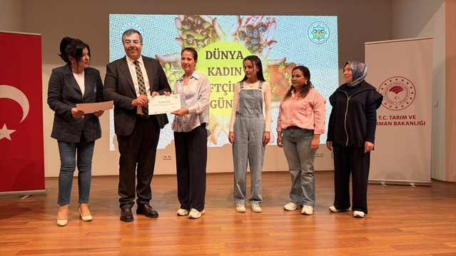 İzmir Tire'de Dünya Kadın Çiftçiler Günü kutlandı, zeytin eğitimi verildi