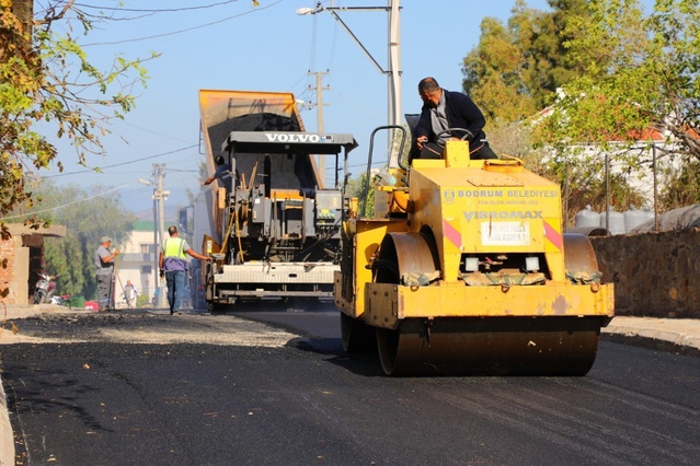 Bodrum Belediyesi dört mahallede yol çalışmalarını sürdürüyor