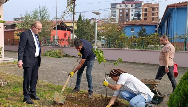 Giresun Üniversitesi Eynesil MYO'da Cumhuriyet'in 103. yılı için fidan dikildi