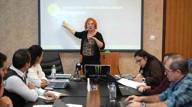 KBÜ'de veri analizi eğitiminin ilk bölümünde yapay zeka destekli soru yazımı işlendi