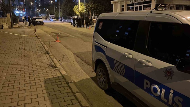 Kahramanmaraş'ta iş yeri önünde ateş açan iki şüpheli, iki kişiyi yaralayıp kaçtı