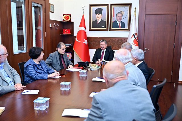 Yunus Emre Vakfı'nın faaliyetlerini Eskişehir Valisi Yılmaz kurul üyelerinden dinledi