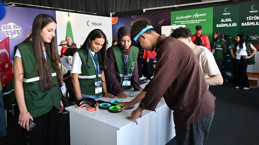 Yeşilay gençlerin bağımlılıkla mücadeleye yönelik teknoloji projelerini TEKNOFEST'te buluşturdu