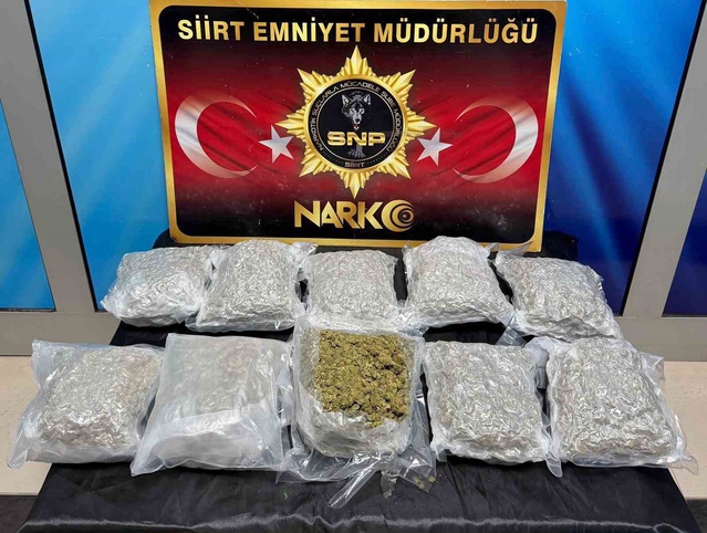Siirt'te araçta 5 kilo 600 gram skunk ele geçirildi, 4 şüpheli gözaltına alındı
